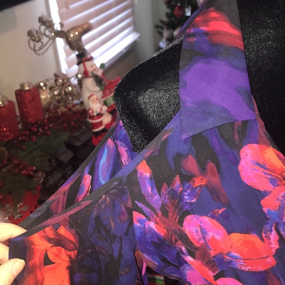 Bebe open shoulder button down longsleeve tie top - Picture 3 of 4